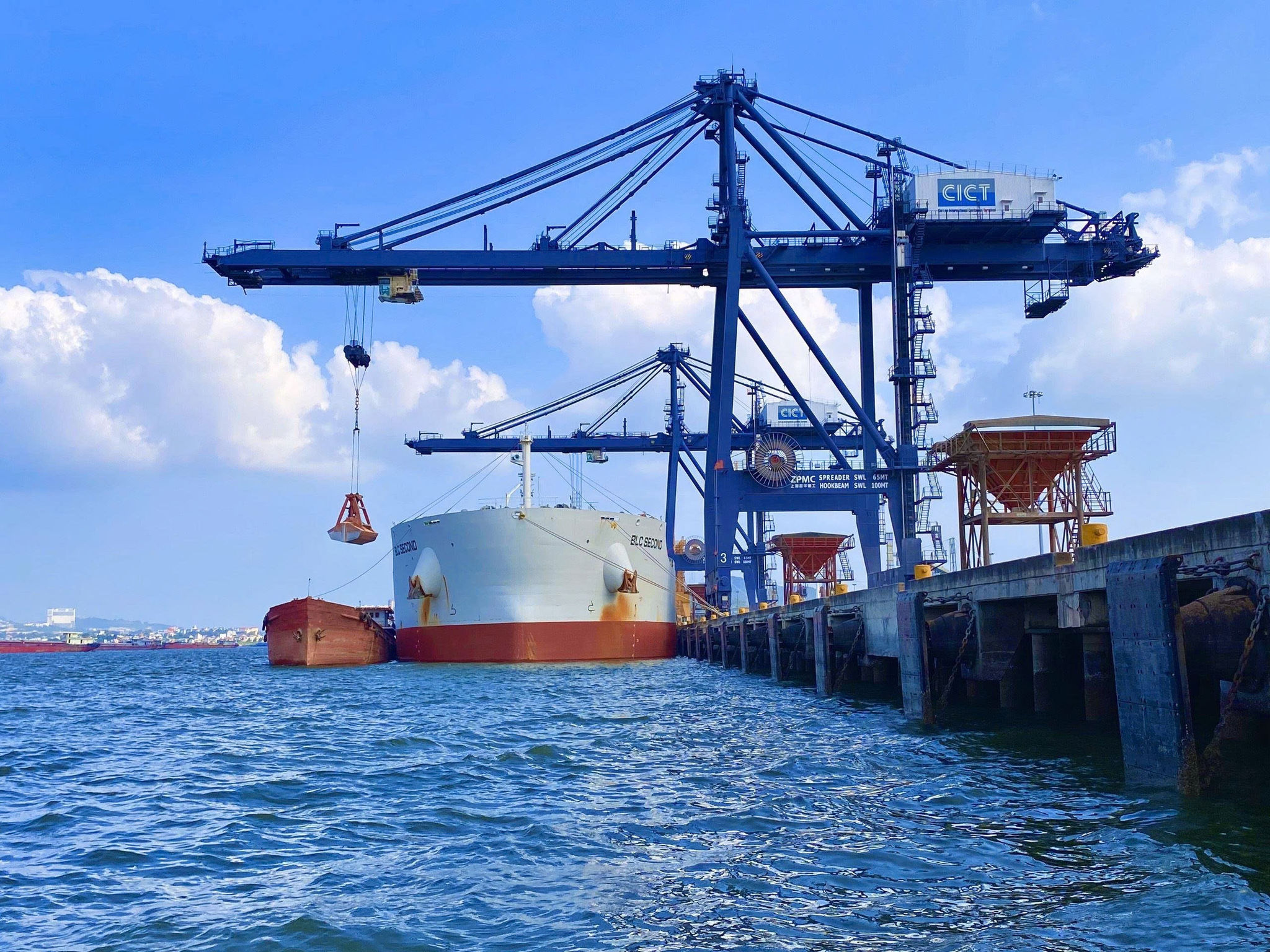Khu vực Cảng Cái Lân sở hữu vùng nước sâu, kín gió, tạo điều kiện thuận lợi cho việc tiếp nhận, khai thác tàu trọng tải lớn.