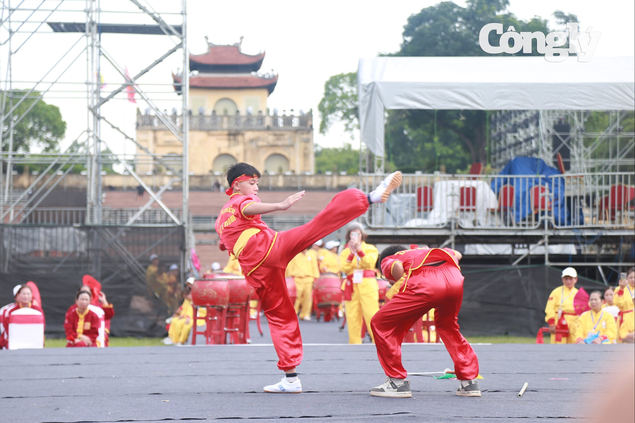 Các võ sinh trình diễn những thế võ mạnh mẽ, dứt khoát trước sự cổ vũ của đông đảo khán giả..jpg