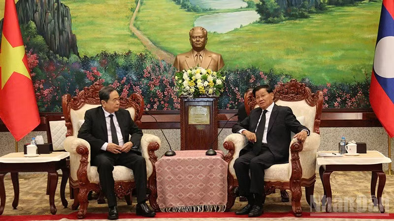 Chủ tịch Quốc hội Trần Thanh Mẫn (bìa trái) hội kiến Tổng Bí thư, Chủ tịch nước Lào Thongloun Sisoulith. (Ảnh: TRỊNH DŨNG) ndo_br_7.jpg