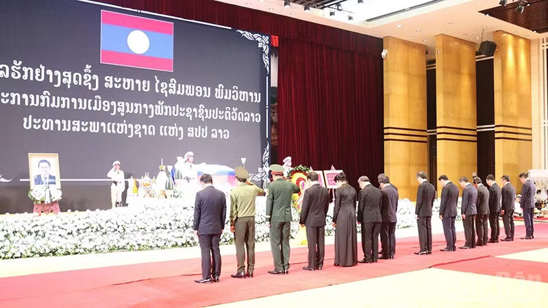 Đoàn đại biểu cấp cao Đảng, Nhà nước Việt Nam viếng đồng chí Saysomphone Phomvihane, Ủy viên Bộ Chính trị, Chủ tịch Quốc hội Lào. (Ảnh: DUY TOÀN) ndo_br_3.jpg