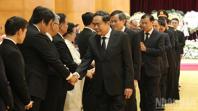 Thay mặt Đảng, Nhà nước và nhân dân Việt Nam, Chủ tịch Quốc hội Trần Thanh Mẫn gửi lời chia buồn sâu sắc nhất tới Đảng, Nhà nước, Quốc hội, nhân dân Lào cùng toàn thể gia quyến Chủ tịch Quốc hội Saysomphone Phomvihane. (Ảnh: DUY TOÀN) ndo_br_4.jpg