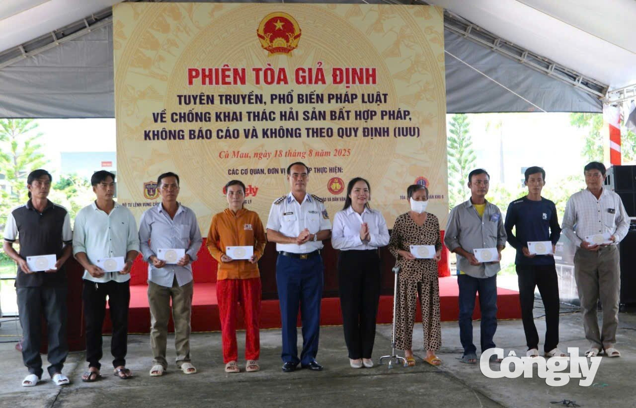 Lãnh đạo Báo Công lý và Bộ Tư lệnh Vùng Cảnh sát biểm 4 trao quà cho ngư dân tại xã Gành Hào, tỉnh Cà Mau (tại phiên tòa giải định chống khai thác IUU năm 2025)