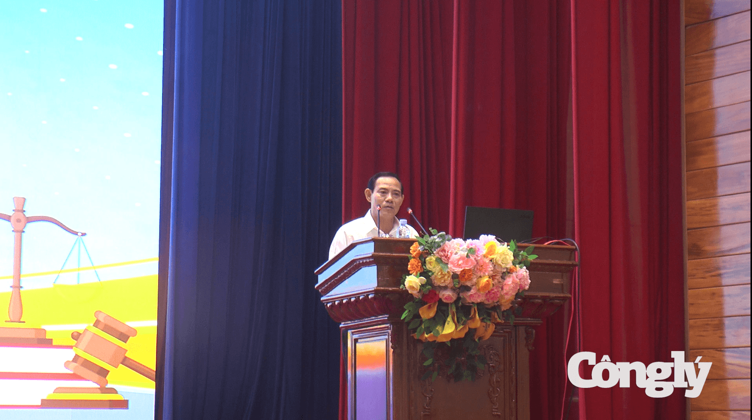 Phó Chánh ánTAND tỉnh Đồng Tháp Hứa Quang Thông trình bày chuyên đề tại hội nghị tập huấn