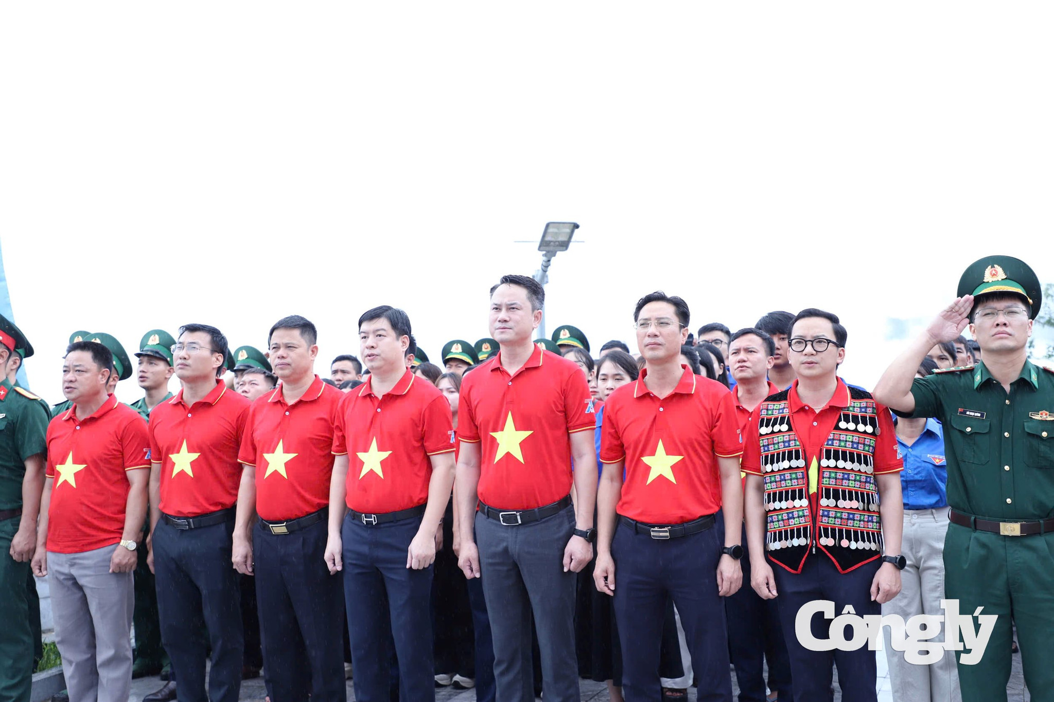  dưới Lễ chào cờ được tổ chức tại cột cờ A Pa Chải (thuộc xã Sín Thầu, tỉnh Điện Biên)