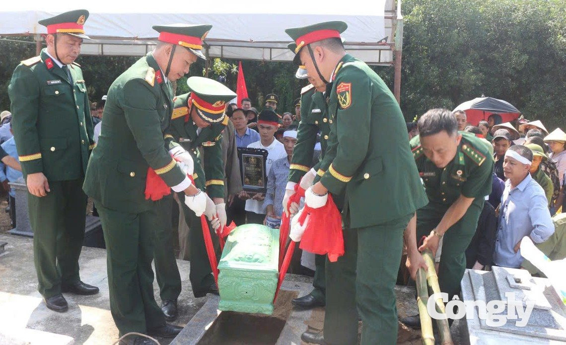Liệt sĩ Trần Sum trở về trong vòng tay của những người thân đã chờ đợi ông suốt một đời.