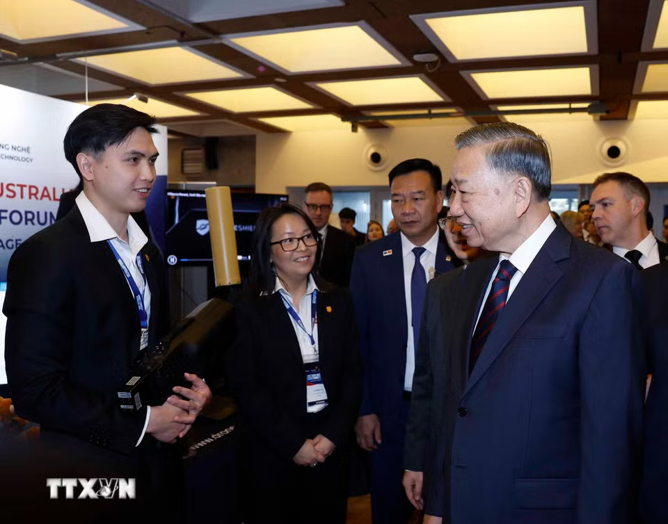 Tổng Bí thư, Chủ tịch nước Tô Lâm tham quan khu vực triển lãm, trưng bày thành tựu hợp tác khoa học công nghệ, đổi mới sáng tạo, đầu tư và giáo dục giữa Việt Nam - Australia. (Ảnh: Thống Nhất/TTXVN)