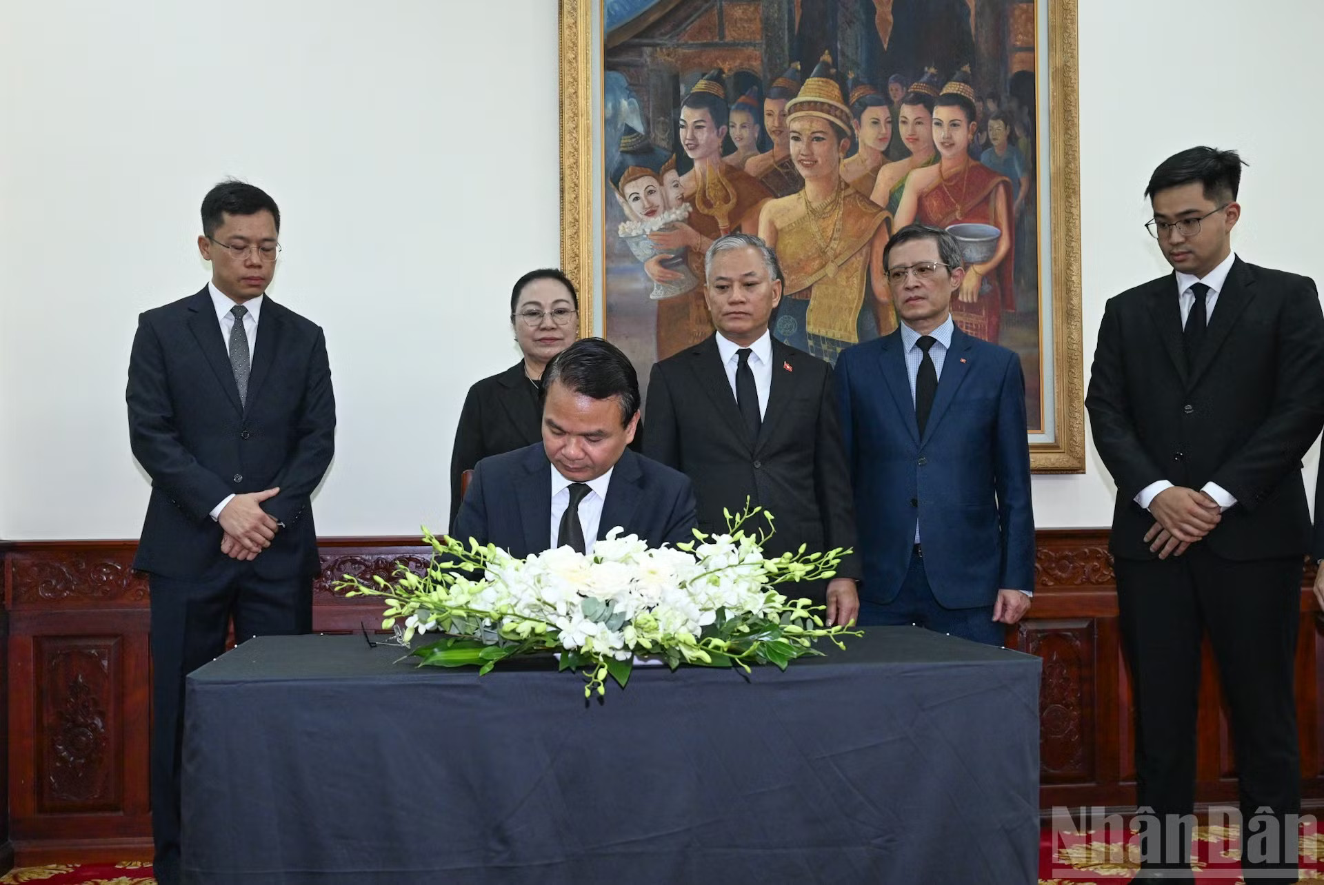 Bộ trưởng, Chủ nhiệm Văn phòng Chính phủ Đặng Xuân Phong ghi sổ tang, viếng Chủ tịch Quốc hội Lào Xaysomphone Phomvihane. ndo_br_dsc-3007.jpg