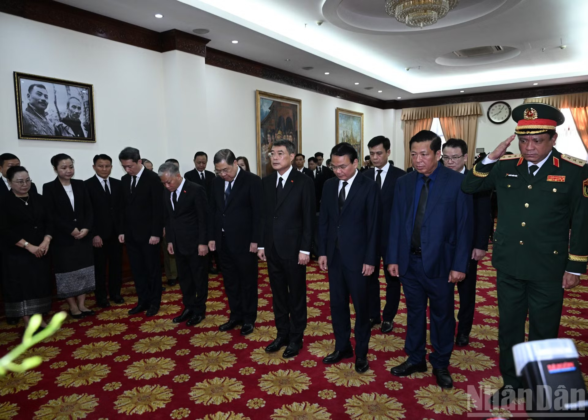Thủ tướng Lê Minh Hưng và các thành viên trong đoàn đã dành một phút mặc niệm, tưởng nhớ đồng chí Saysomphone Phomvihane. ndo_br_dsc-2855.jpg