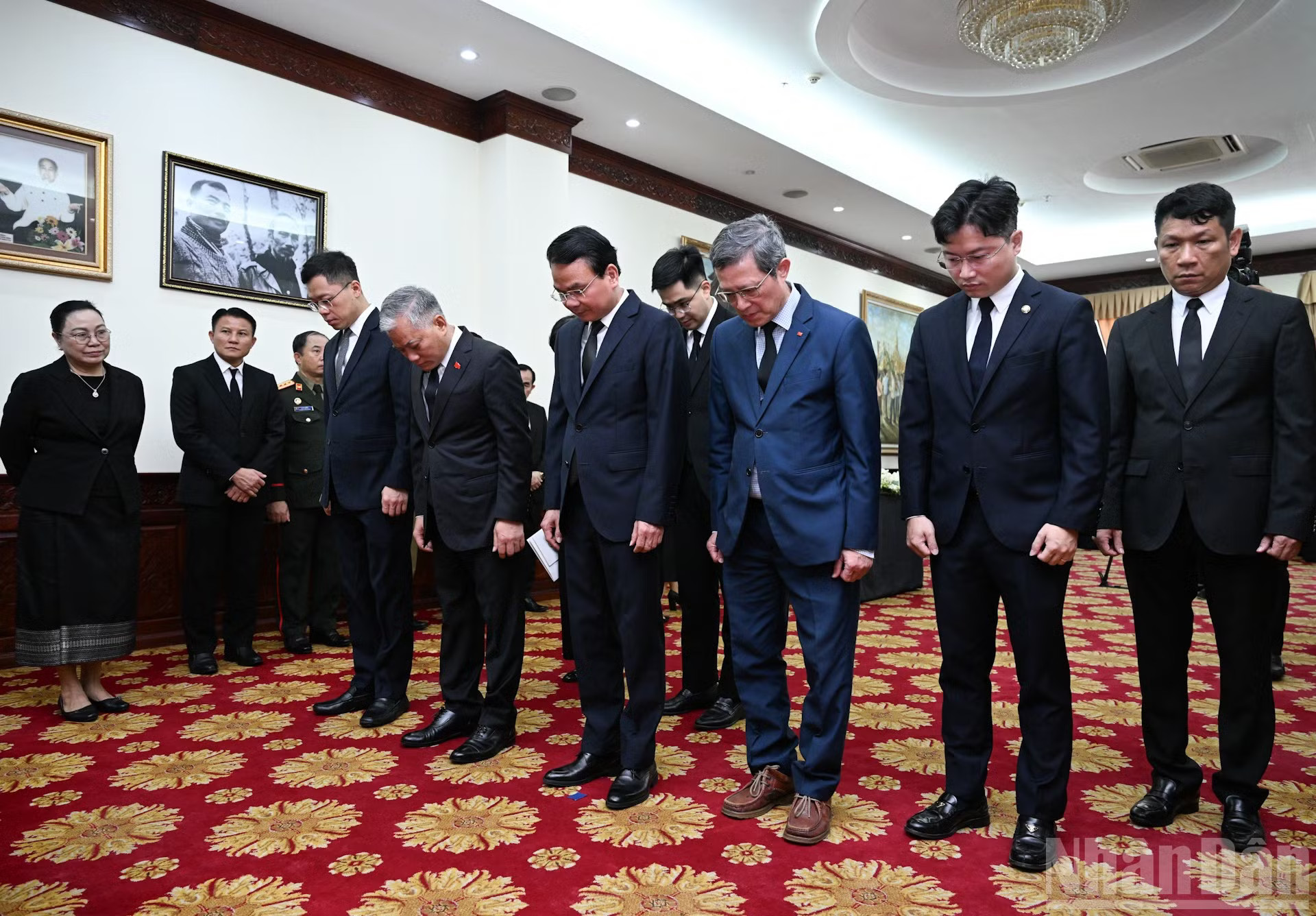 Tiếp đó, đoàn của Văn phòng Chính phủ do Bộ trưởng, Chủ nhiệm Văn phòng Chính phủ Đặng Xuân Phong dẫn đầu đã đến đặt vòng hoa, viếng đồng chí Saysomphone Phomvihane, Ủy viên Bộ Chính trị, Chủ tịch Quốc hội nước Cộng hòa Dân chủ Nhân dân Lào . ndo_br_dsc-2997.jpg