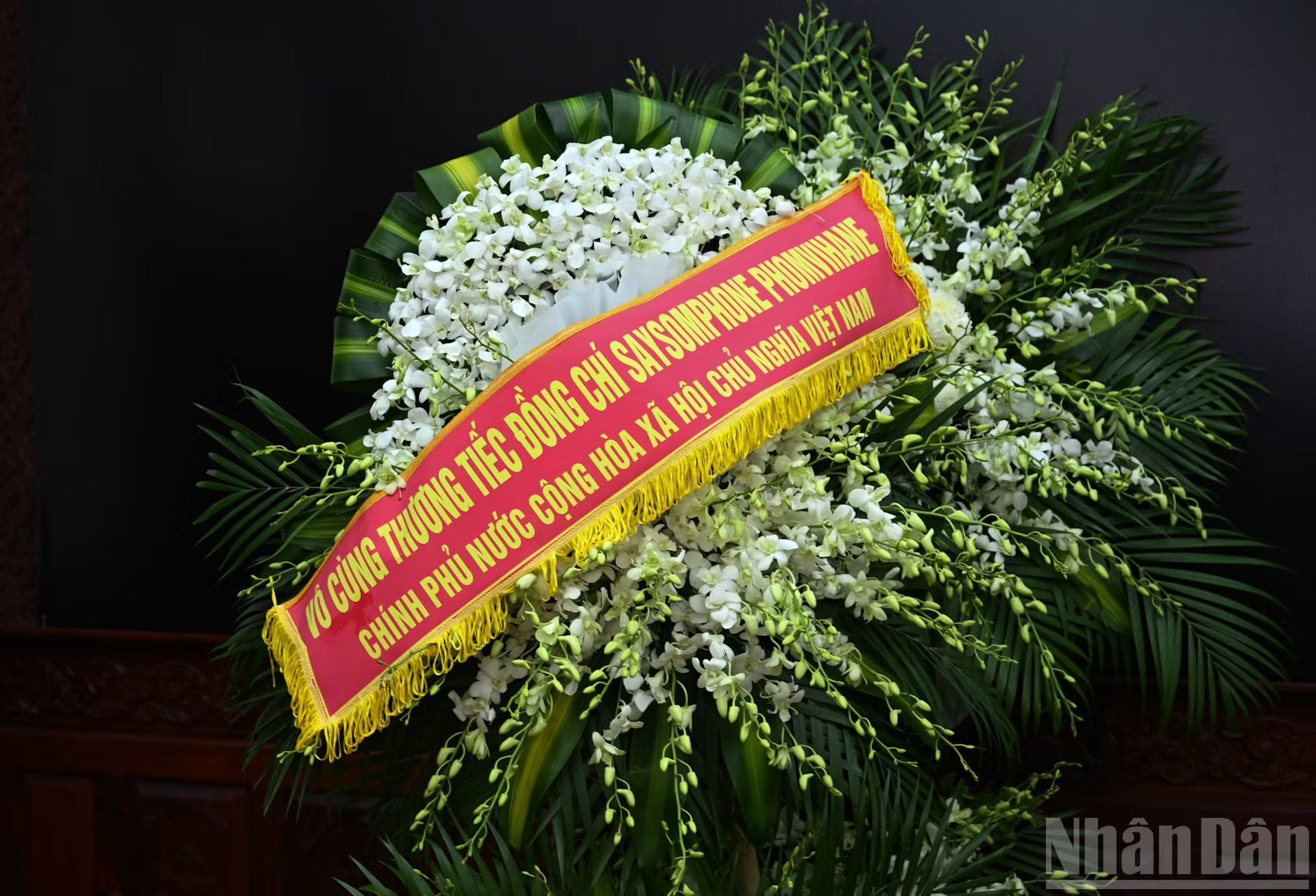 Vòng hoa của đoàn mang dòng chữ: ndo_br_dsc-2903.jpg
