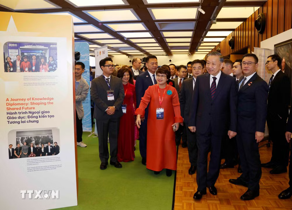 Tổng Bí thư, Chủ tịch nước Tô Lâm tham quan khu vực triển lãm, trưng bày thành tựu hợp tác khoa học công nghệ, đổi mới sáng tạo, đầu tư và giáo dục giữa Việt Nam-Australia. (Ảnh: Thống Nhất/TTXVN) ttxvn-tong-bi-thu-chu-tich-nuoc-to-lam-du-dien-dan-tech-connect-tai-dai-hoc-cong-nghe-sydney13.jpg