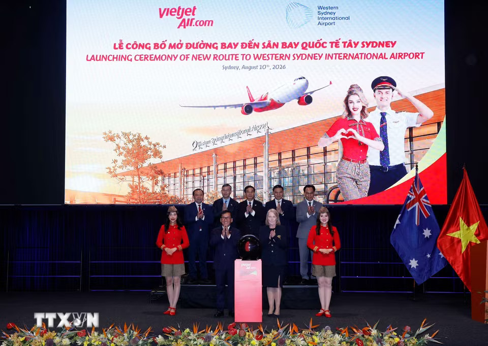 Đại tướng Phan Văn Giang, Uỷ viên Bộ Chính trị, Phó Thủ tướng Chính phủ, Bộ trưởng Bộ Quốc phòng và các đại biểu chứng kiến Lễ công bố mở đường bay đến sân bay quốc tế Tây Sydney của Hãng hàng không Vietjet Air. (Ảnh: Thống Nhất/TTXVN)