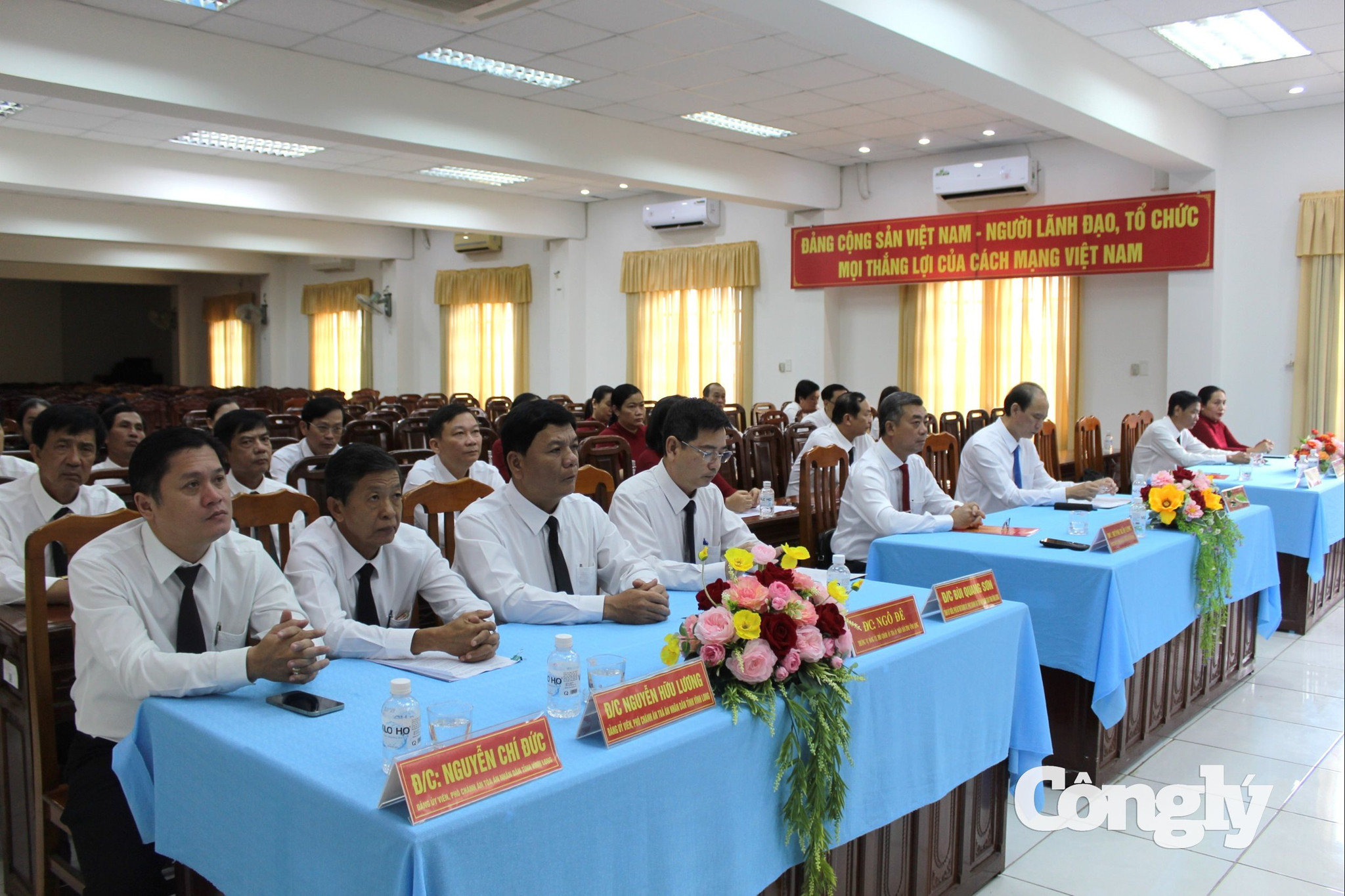 Các đại biểu tham dự hội nghị.