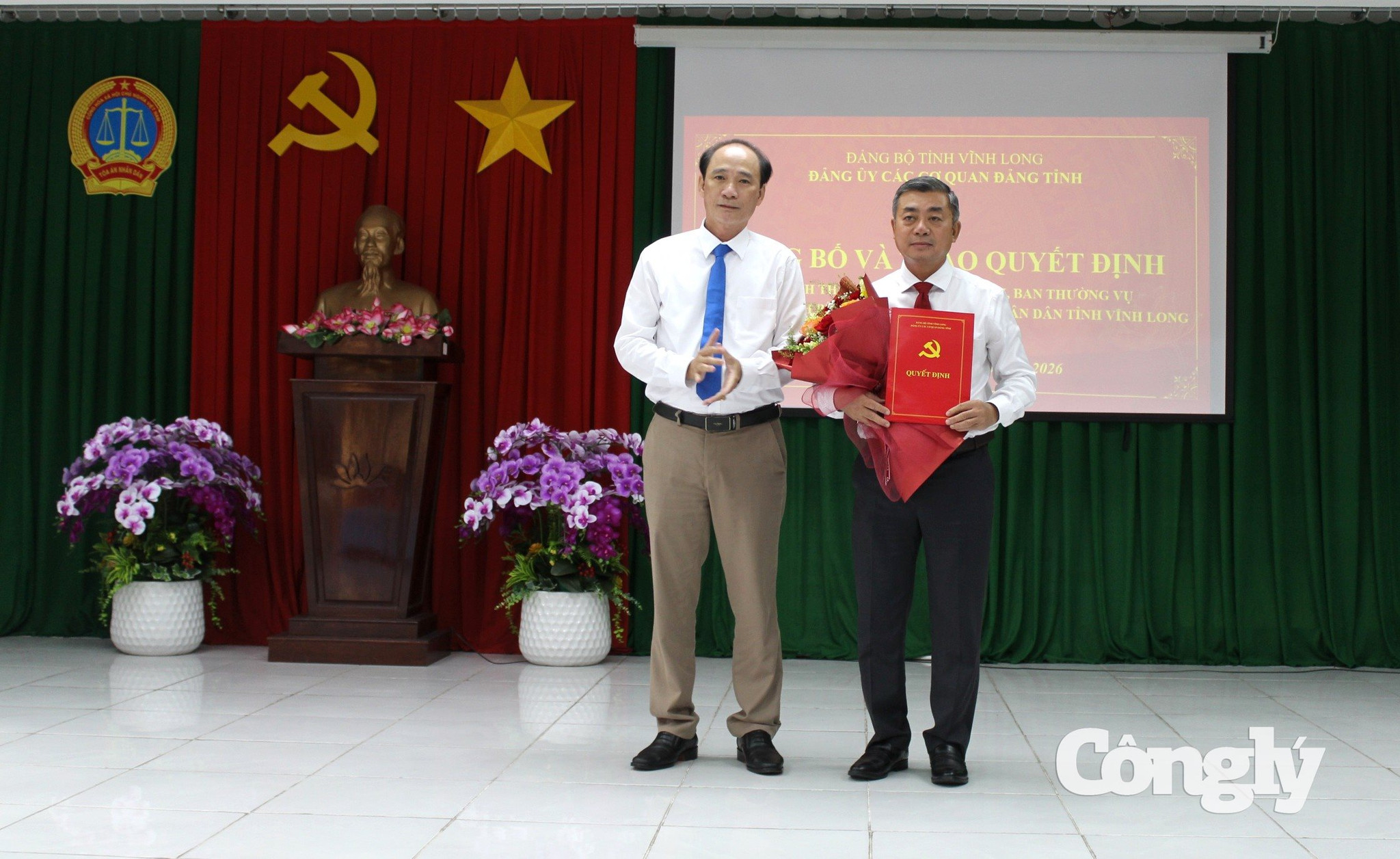 Ông Trần Xuân Thiện, Ủy viên Ban Chấp hành Đảng bộ tỉnh, Phó Bí thư Đảng ủy các cơ quan Đảng tỉnh Vĩnh Long trao quyết định cho ông Huỳnh X