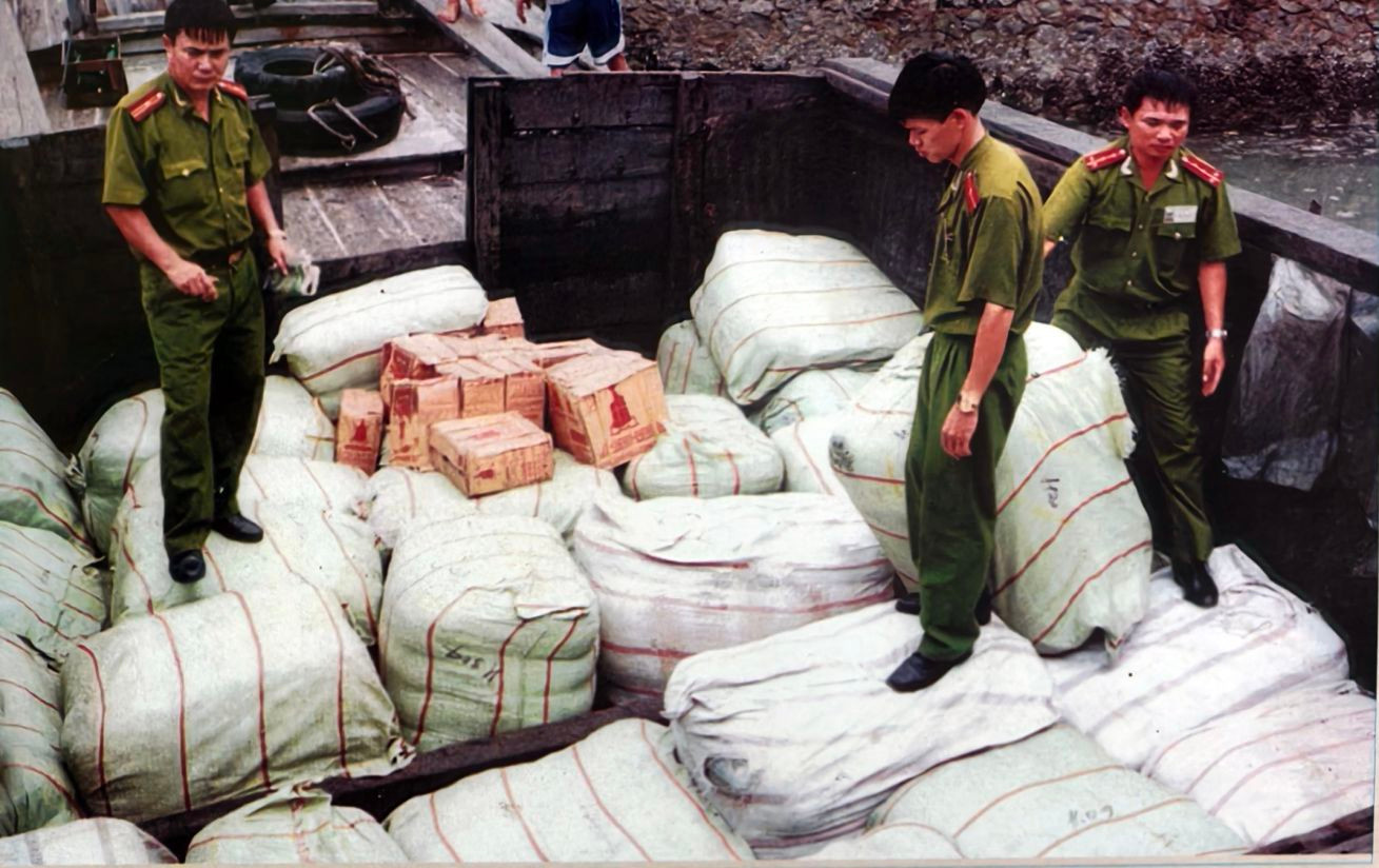 Lực lượng Cảnh sát kinh tế kiểm tra, thu giữ hàng lậu trong kho tập kết tại khu vực biên giới.