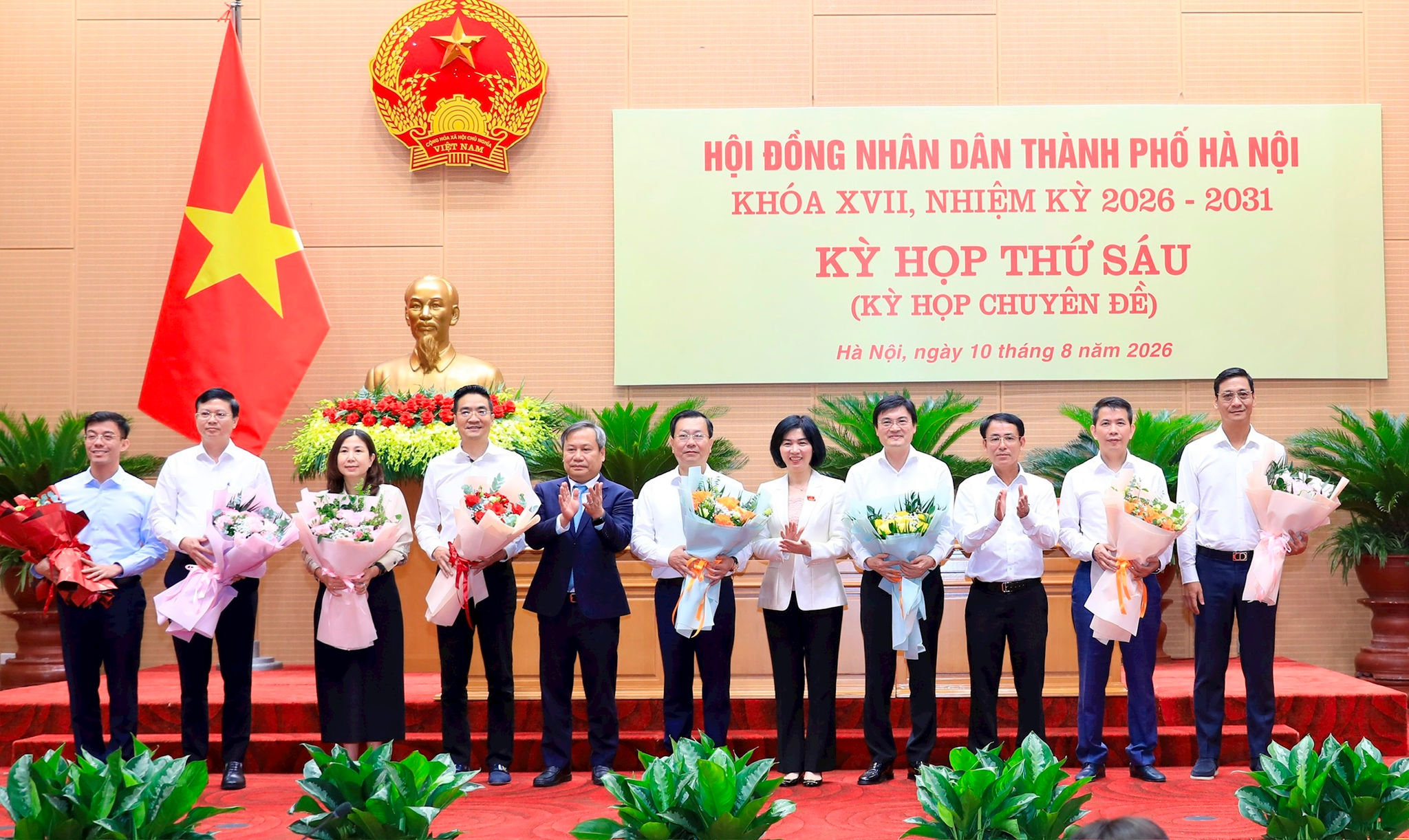 mien-nhiem-11-uy-vien-uy-ban-thanh-pho-ha-noi.jpg