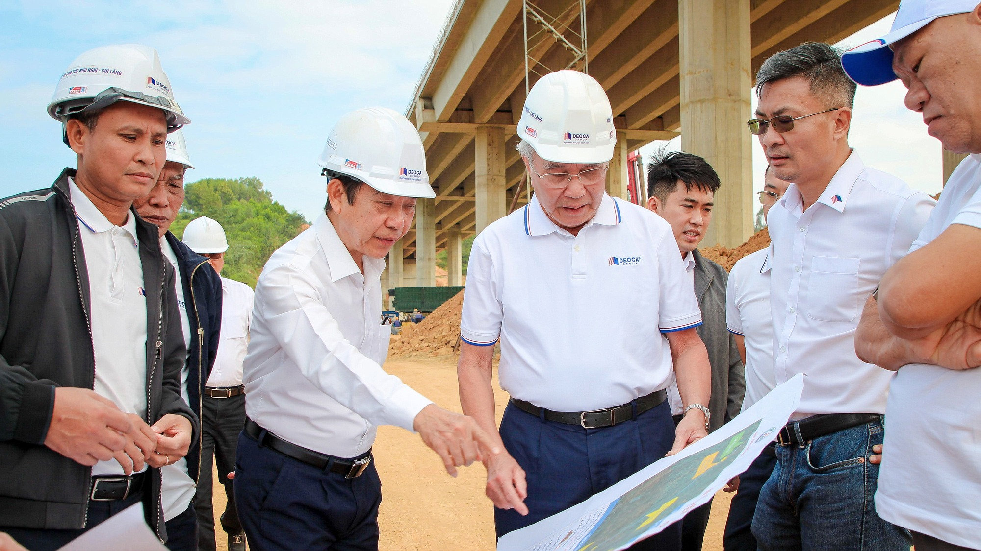 Ông Ngô Văn Quý, Cố vấn Cao cấp Tập đoàn Đèo Cả cùng đoàn Hội đồng Cố vấn kiểm tra tình hình triển khai dự án Hữu Nghị - Chi Lăng & Đồng Đăng - Trà Lĩnh.
