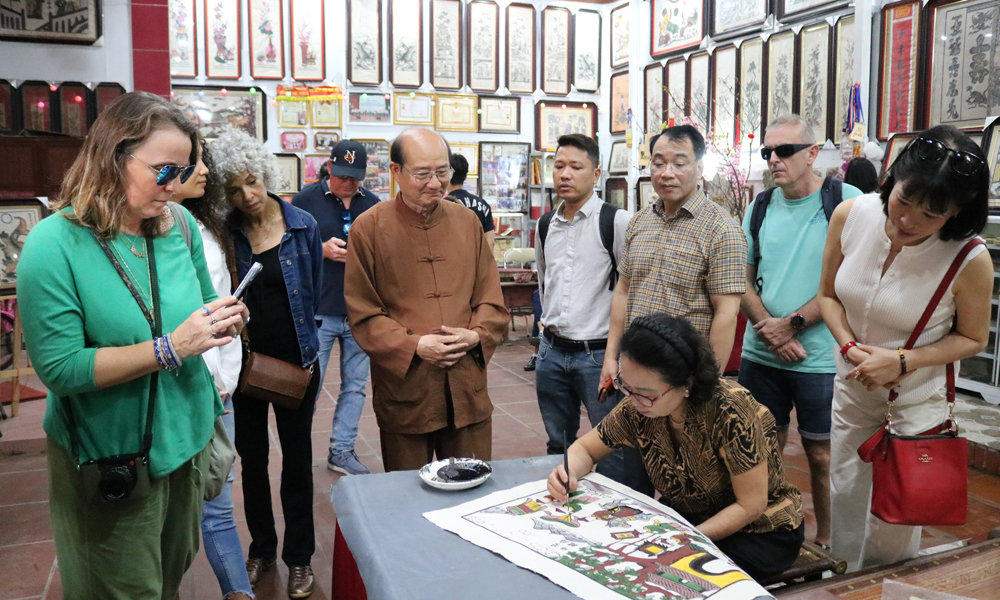 phat-trien-tour-du-lich-di-san-van-hoa-lang-nghe.jpg