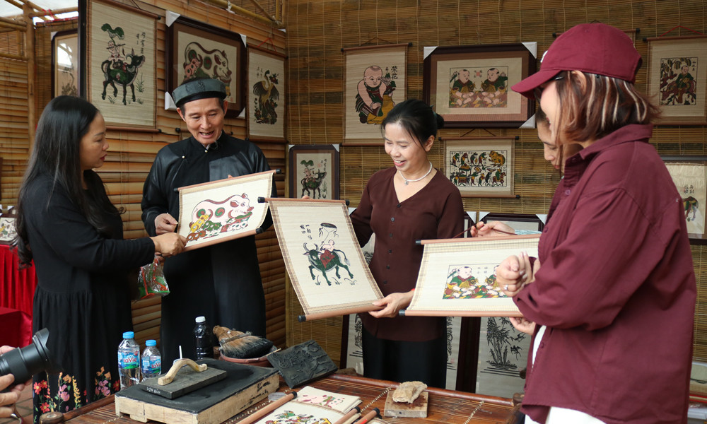 quang-ba-gioi-thieu-nghe-lam-tranh-dong-ho.jpg