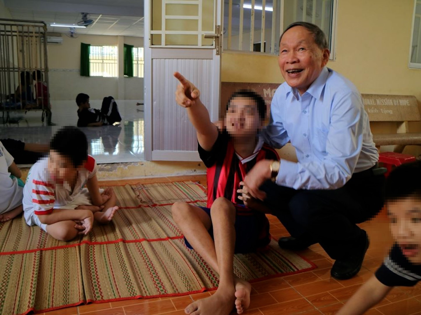 Thăm hỏi, động viên và chia sẻ với nạn nhân chất độc da camdioxin tại Trung tâm Bảo trợ xã hội thành phố Cần Thơ.