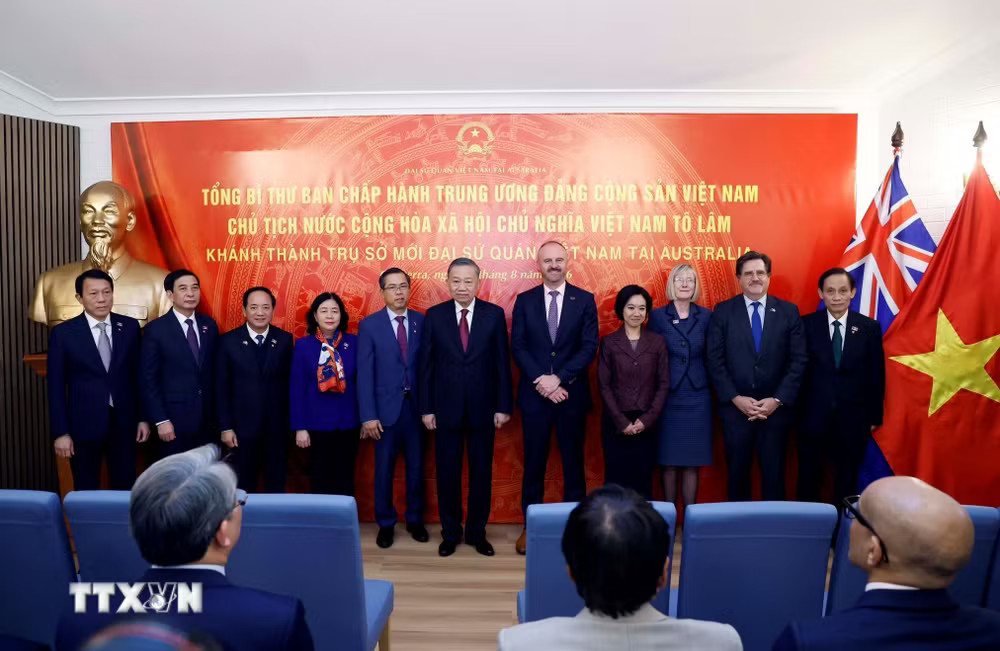Tổng Bí thư, Chủ tịch nước Tô Lâm và các đại biểu tham dự lễ khánh thành. (Ảnh: Thống Nhất /TTXVN) ttxvn-tong-bi-thu-chu-tich-nuoc-to-lam-du-le-khanh-thanh-tru-so-moi-dai-su-quan-viet-nam-tai-australia-1.jpg