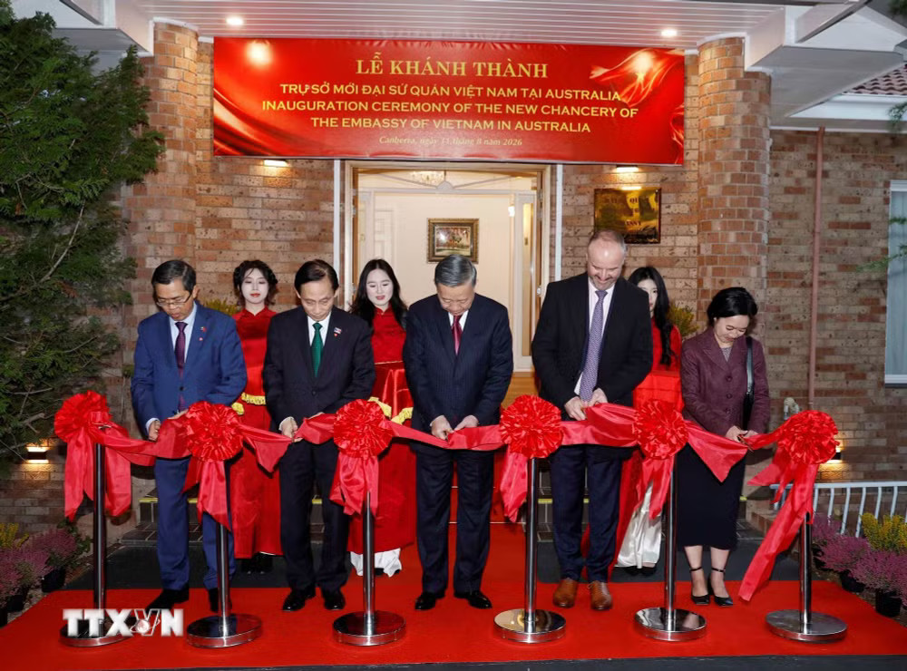 Tổng Bí thư, Chủ tịch nước Tô Lâm và các đại biểu thực hiện nghi thức khánh thành trụ sở mới Đại sứ quán Việt Nam tại Australia. (Ảnh: Thống Nhất/TTXVN) ttxvn-tong-bi-thu-chu-tich-nuoc-to-lam-du-le-khanh-thanh-tru-so-moi-dai-su-quan-viet-nam-tai-australia-2.jpg