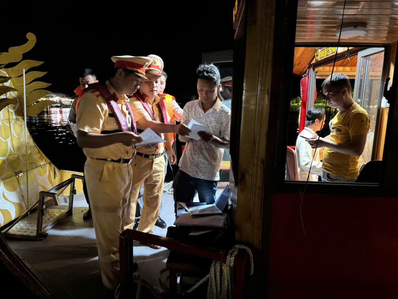 Ca Huế trên Sông Hương
