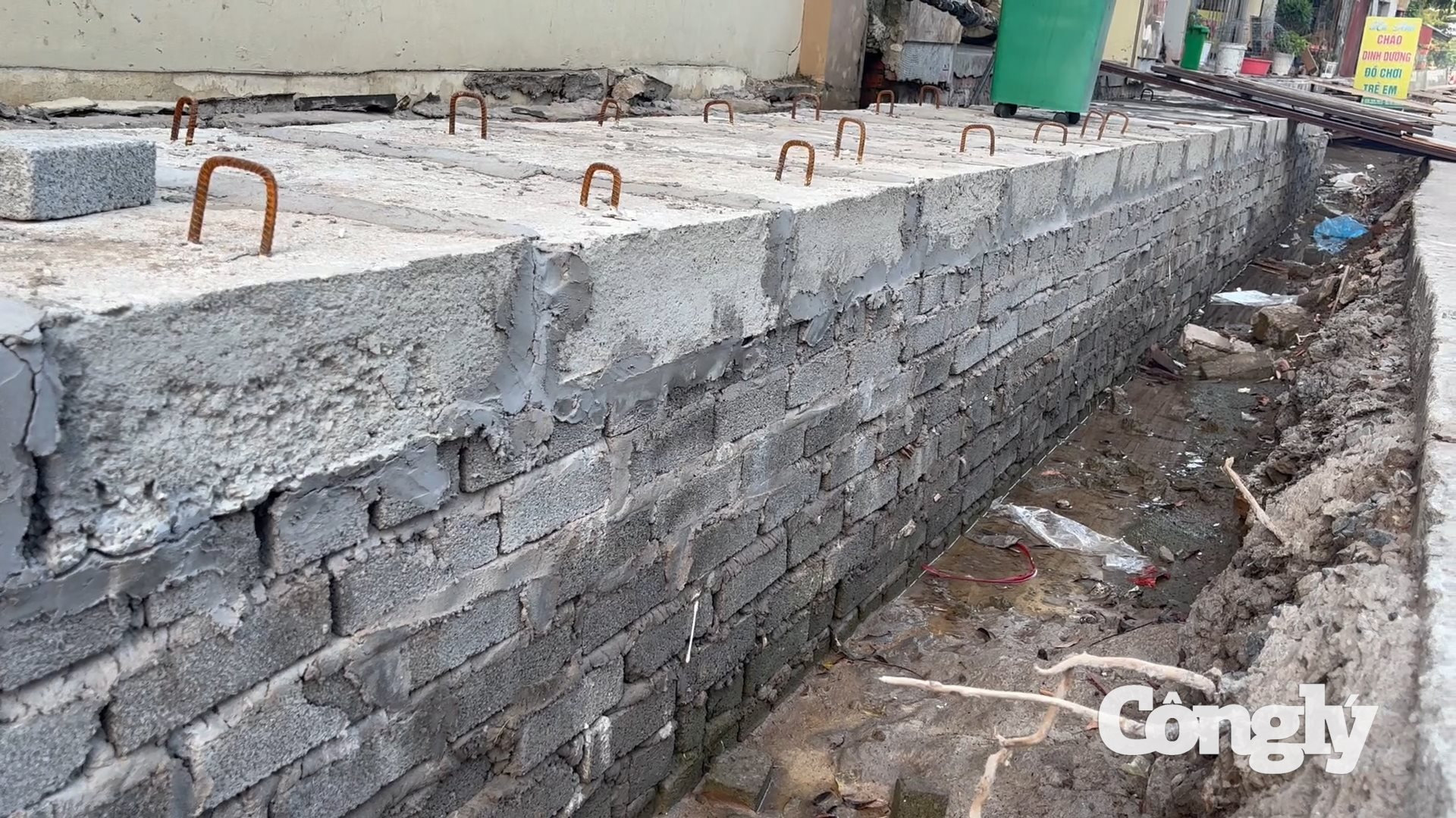 Đoạn điểm đầu phần rãnh thoát nước được nhà thầu thi công không có phần giằng tường bằng bê tông