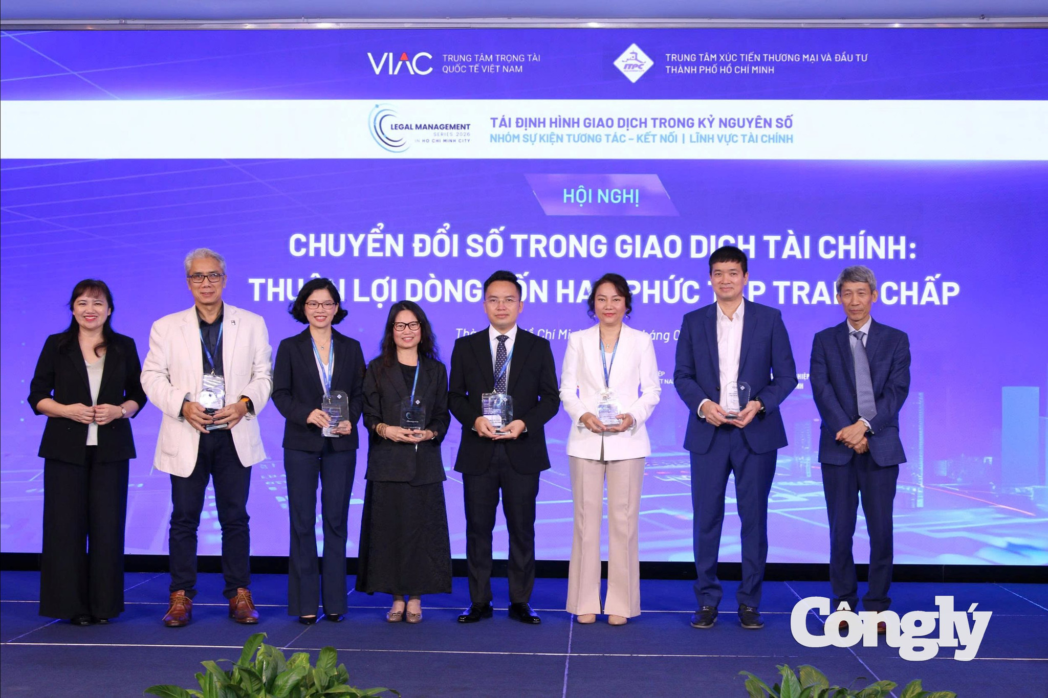 Hội nghị “Chuyển đổi số trong giao dịch tài chính: Thuận lợi dòng vốn hay phức tạp tranh chấp”.