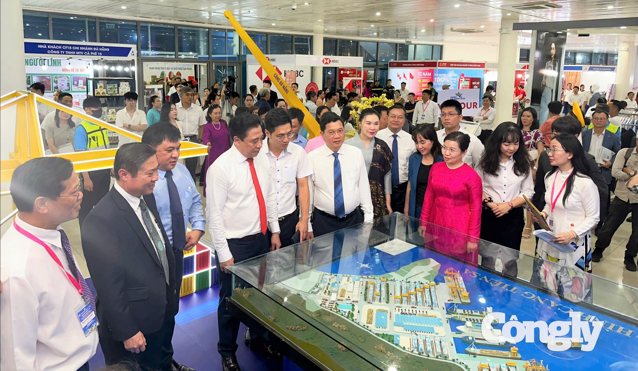 Phó Bí thư Thường trực Thành ủy Đà Nẵng Nguyễn Khắc Toàn (thứ 4 từ trái sang) cùng các đồng chí lãnh đạo, đại biểu tham quan các gian hàng tại Hội chợ.