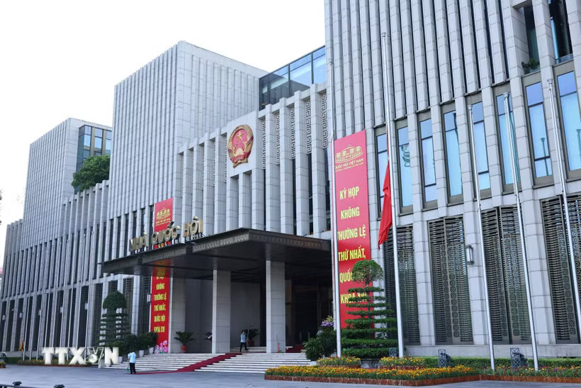 Treo cờ rủ tại Tòa nhà Quốc hội trong ngày Quốc tang đồng chí Chủ tịch Quốc hội Lào Xaysomphone Phomvihane. (Ảnh: Minh Đức/TTXVN)