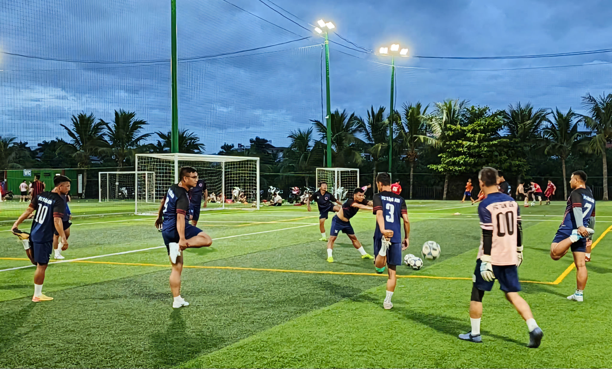 Các VĐV môn bóng đá nam khởi động trước khi vào luyện tập