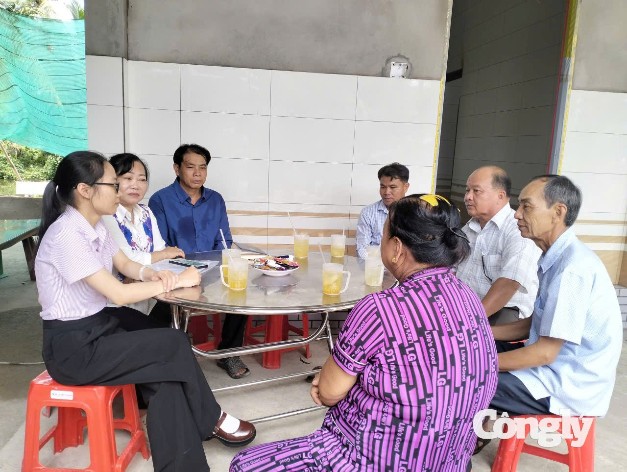 Cán bộ Phòng giao dịch NHCSXH phối hợp cùng chính quyền địa phương luôn bám sát cơ sở, giúp người dân dễ dàng làm thủ tục vay vốn