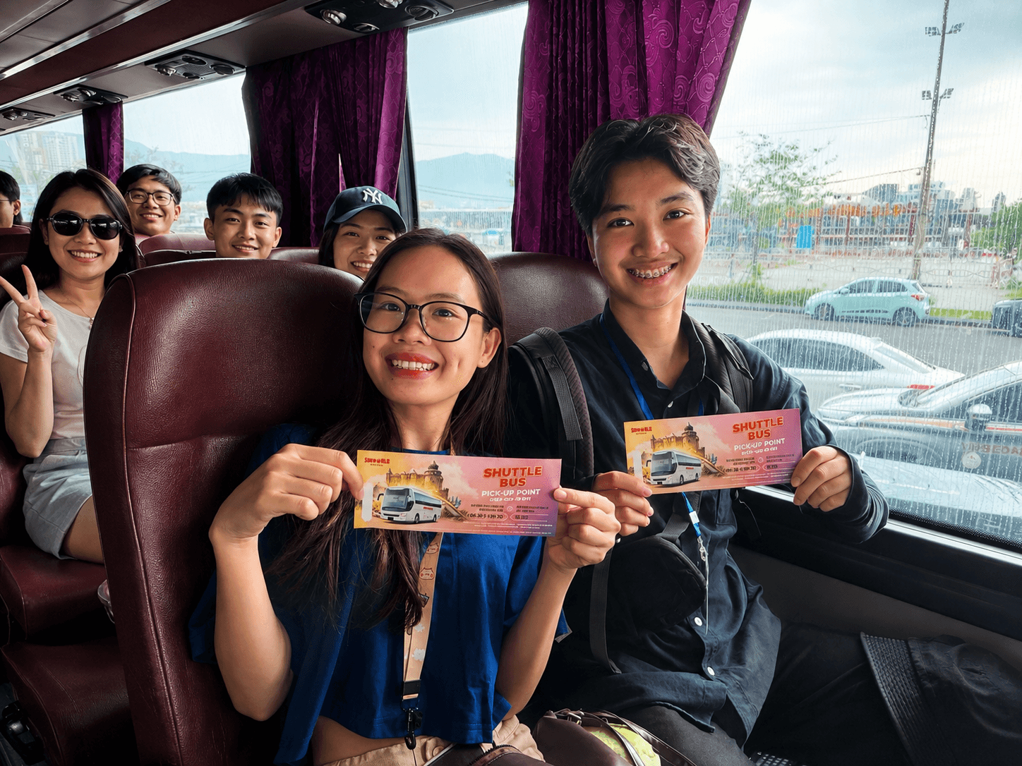 Du khách đông vui trên xe bus