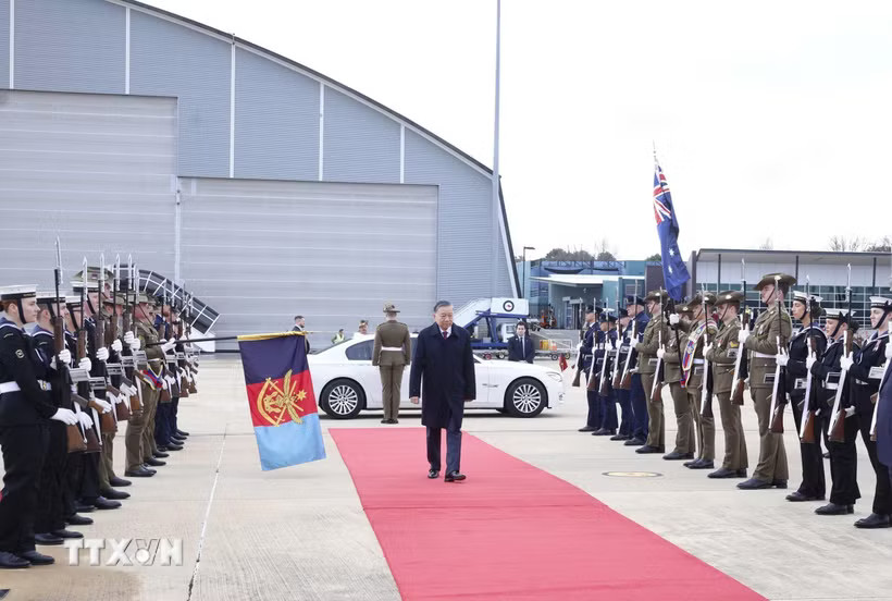 Lễ tiễn Tổng Bí thư, Chủ tịch nước Tô Lâm tại sân bay quốc tế Canberra. (Ảnh: Thống Nhất/TTXVN)