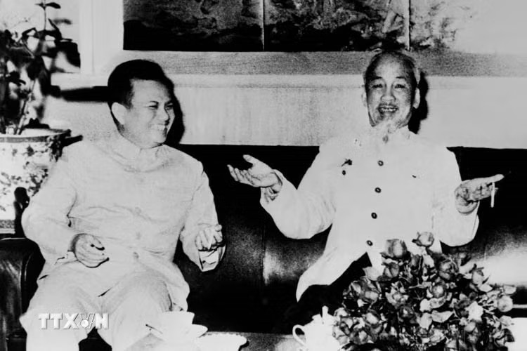 ttxvn-chu-tich-ho-chi-minh-nguoi-ban-than-thiet-song-mai-trong-long-ban-be-quoc-te.jpg