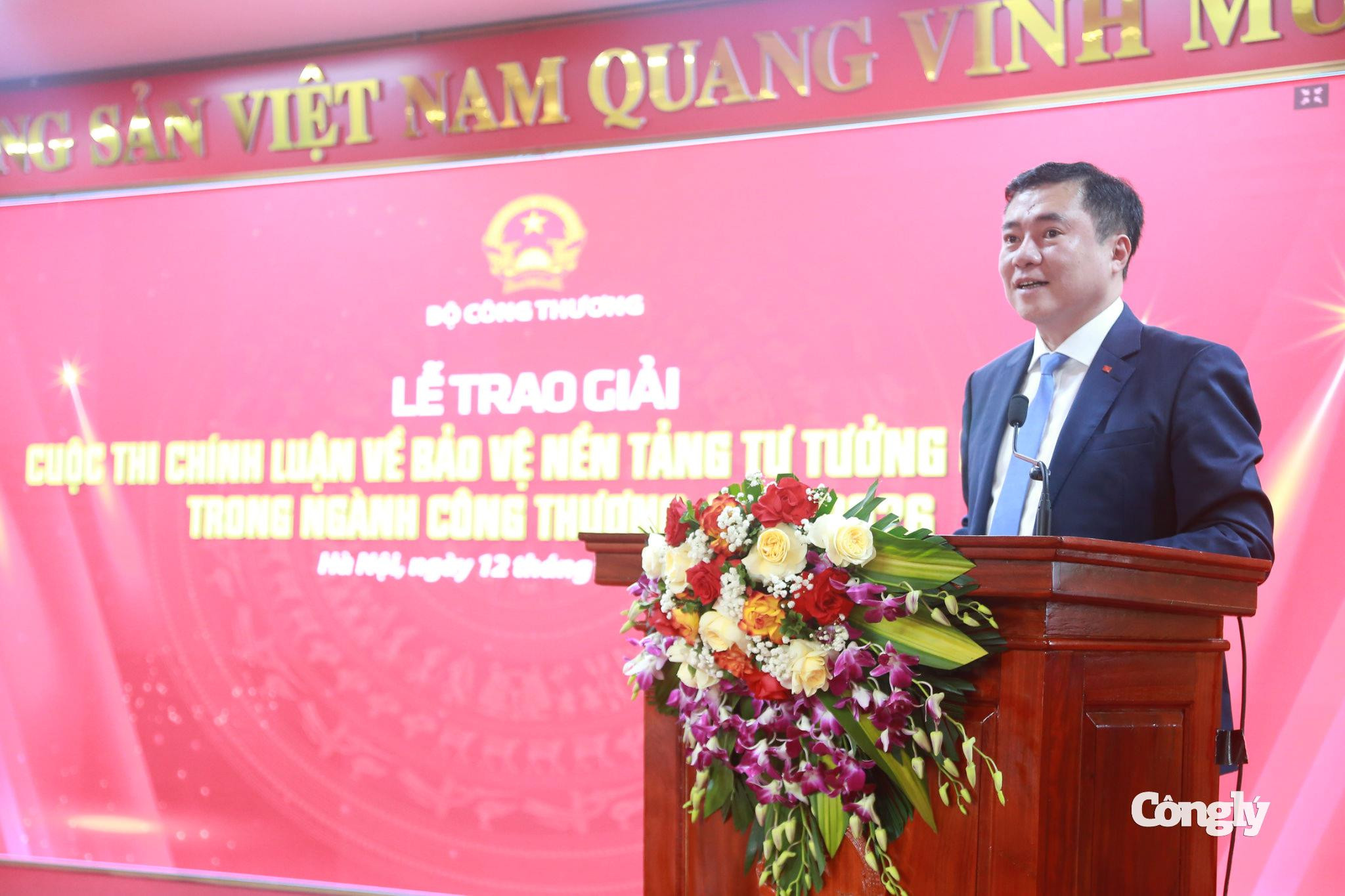 Thứ trưởng Bộ Công Thương Nguyễn Sinh Nhật Tân phát biểu tại lễ trao giải Cuộc thi chính luận Bảo vệ nền tảng của Đảng trong ngành Công Thương năm 2026..jpg