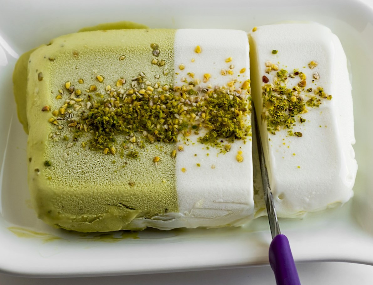 Kem dẻo dùng nĩa cắt rẩt dễ. Ảnh: Tasteatlas