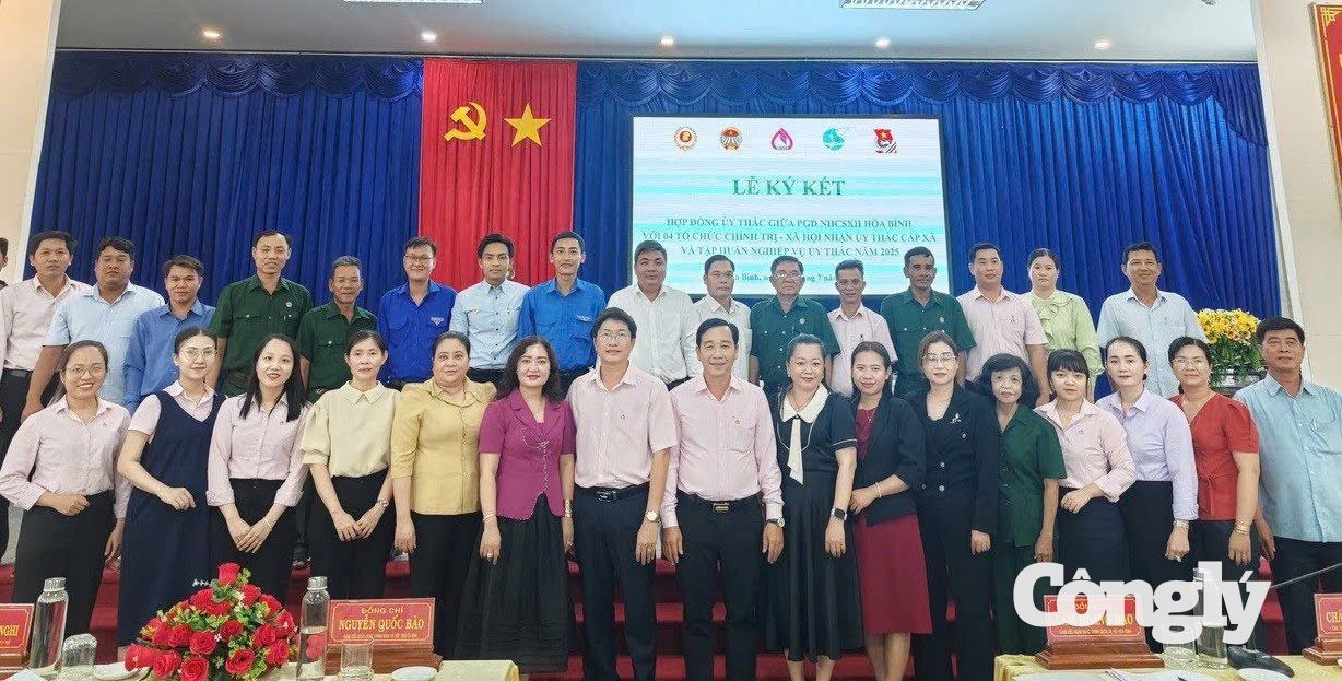 Phòng giao dịch NHCSXH Hòa Bình ký kết ủy thác với các tổ chức chính trị - xã hội các xã trên địa bàn