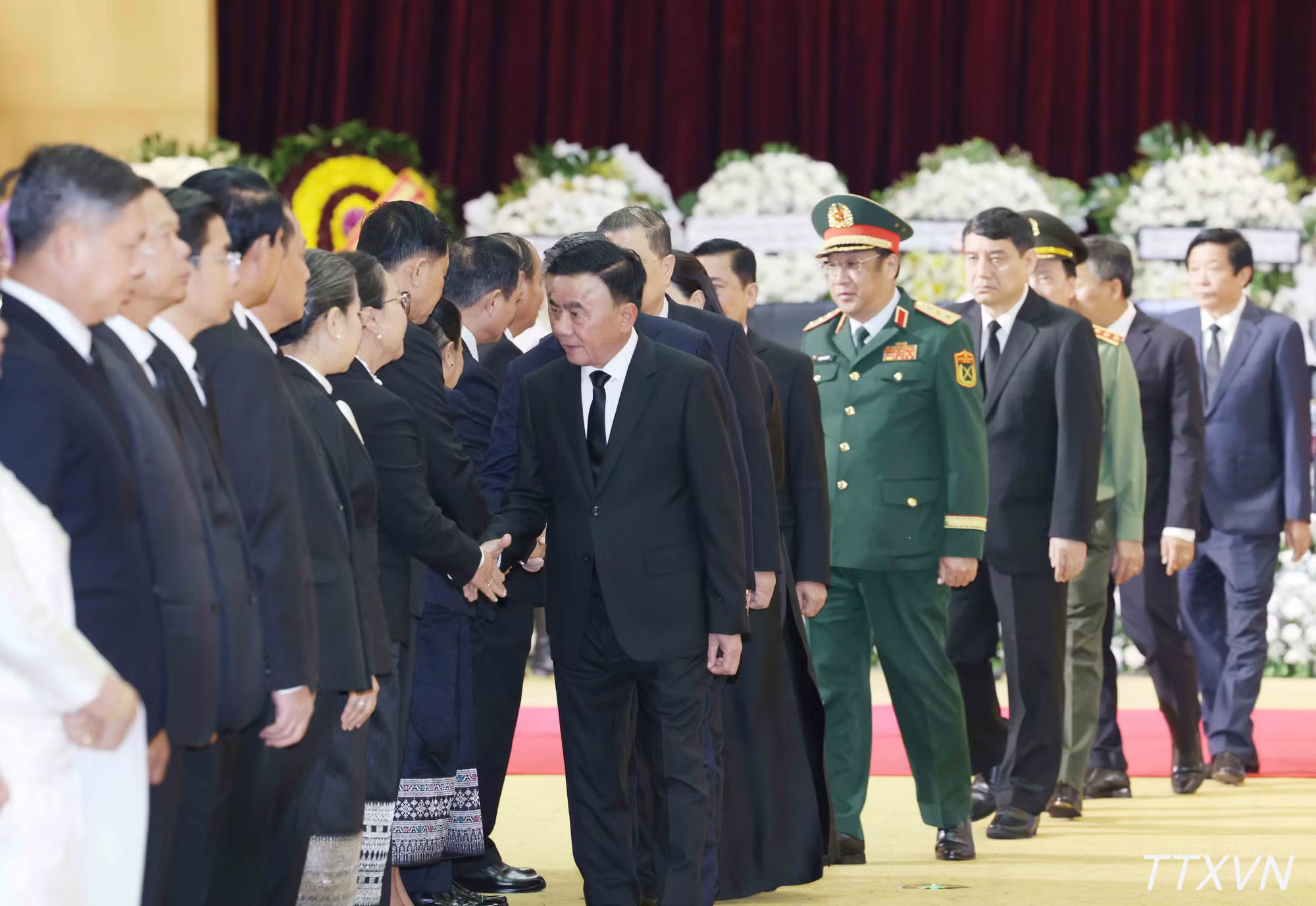 vna-potal-doan-lanh-dao-cap-cao-dang-nha-nuoc-viet-nam-vieng-chu-tich-quoc-hoi-lao-xaysomphone-phomvihane-8949451-3759.jpg