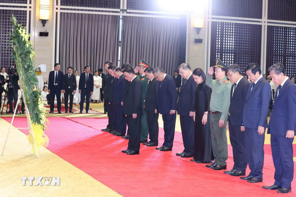 Thường trực Ban Bí thư Trần Cẩm Tú dẫn đầu Đoàn cấp cao Đảng Cộng sản Việt Nam viếng đồng chí Xaysomphone Phomvihane, Ủy viên Bộ Chính trị, Chủ tịch Quốc hội Lào. (Ảnh: Phương Hoa/TTXVN)