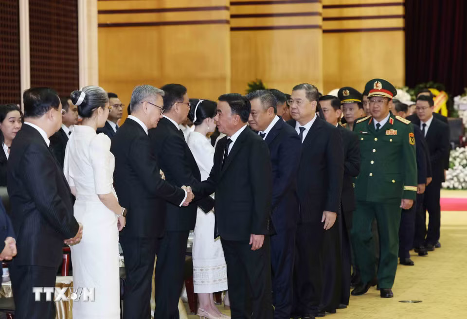 Thường trực Ban Bí thư Trần Cẩm Tú dẫn đầu Đoàn cấp cao Đảng Cộng sản Việt Nam viếng và chia buồn sâu sắc tới gia quyến đồng chí Xaysomphone Phomvihane, Ủy viên Bộ Chính trị, Chủ tịch Quốc hội Lào. (Ảnh: Phương Hoa/TTXVN)