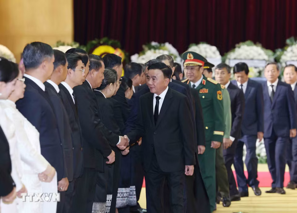 Thường trực Ban Bí thư Trần Cẩm Tú dẫn đầu Đoàn cấp cao Đảng Cộng sản Việt Nam viếng và chia buồn sâu sắc tới gia quyến đồng chí Xaysomphone Phomvihane, Ủy viên Bộ Chính trị, Chủ tịch Quốc hội Lào. (Ảnh: Phương Hoa/TTXVN)