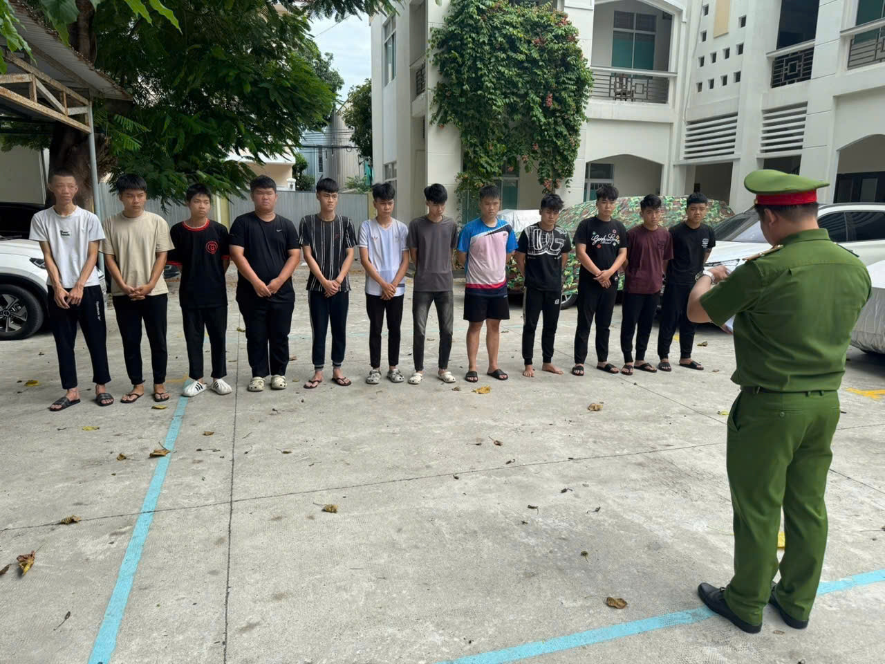 Các thanh thiếu niên liên quan vụ gây rối được đưa về làm việc.