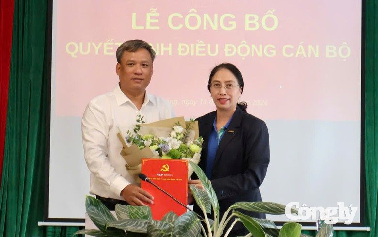 Bà Nguyễn Thị Hồng Phượng, Ủy viên Ban Thường vụ, Thành viên Hội đồng quản trị ACV trao quyết định nhận nhiệm vụ giám đốc Cảng hàng không quốc tế Liên Khương cho ông Nguyễn Văn Hưng.