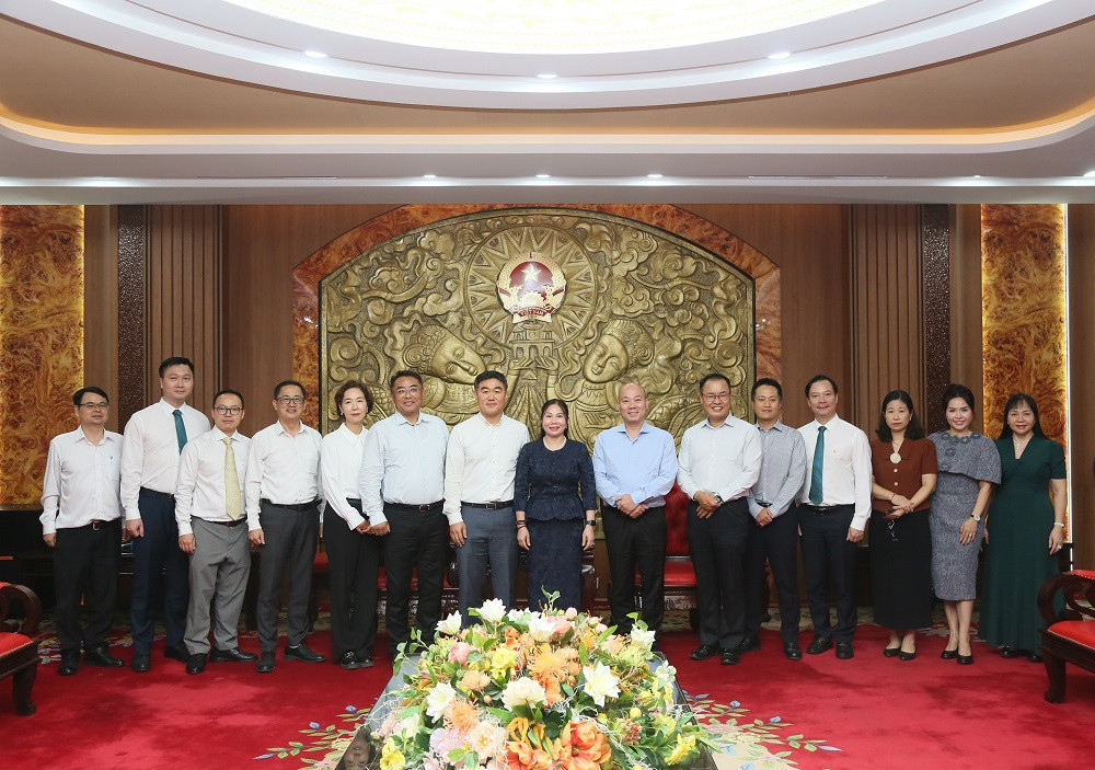 Các đại biểu chụp ảnh lưu niệm sau buổi tiếp và làm việc_