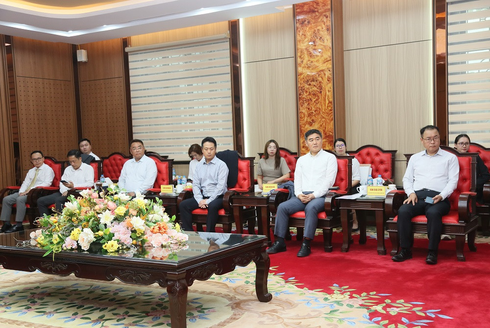 Các đồng chí lãnh đạo tỉnh và các đại biểu dự buổi tiếp (2)