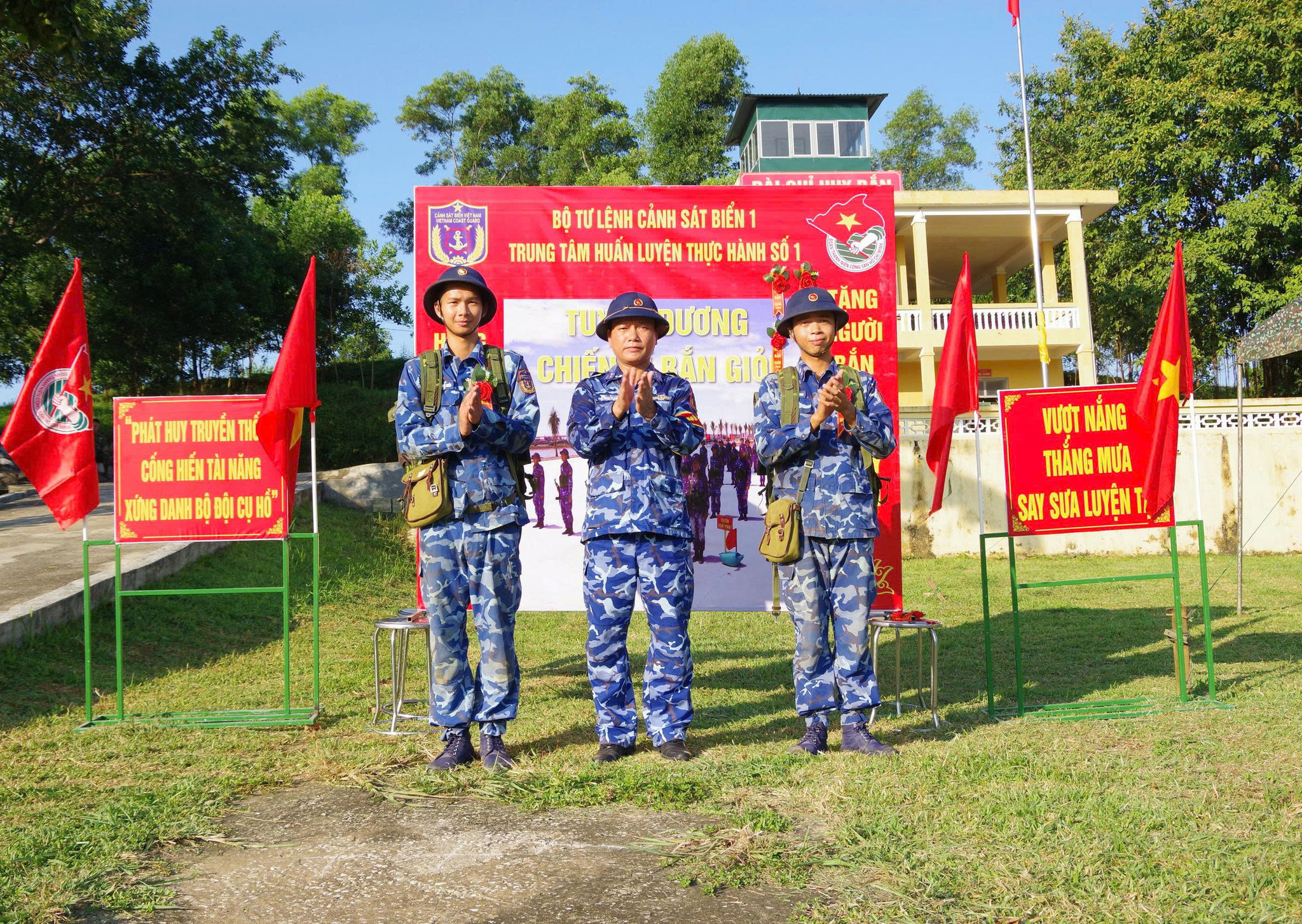 Trung tá Hà Văn Tuyển, Chỉ huy trưởng Trung tâm HLTH số 1 tặng hoa bắn giỏi cho các học viên đạt thành tích xuất sắc