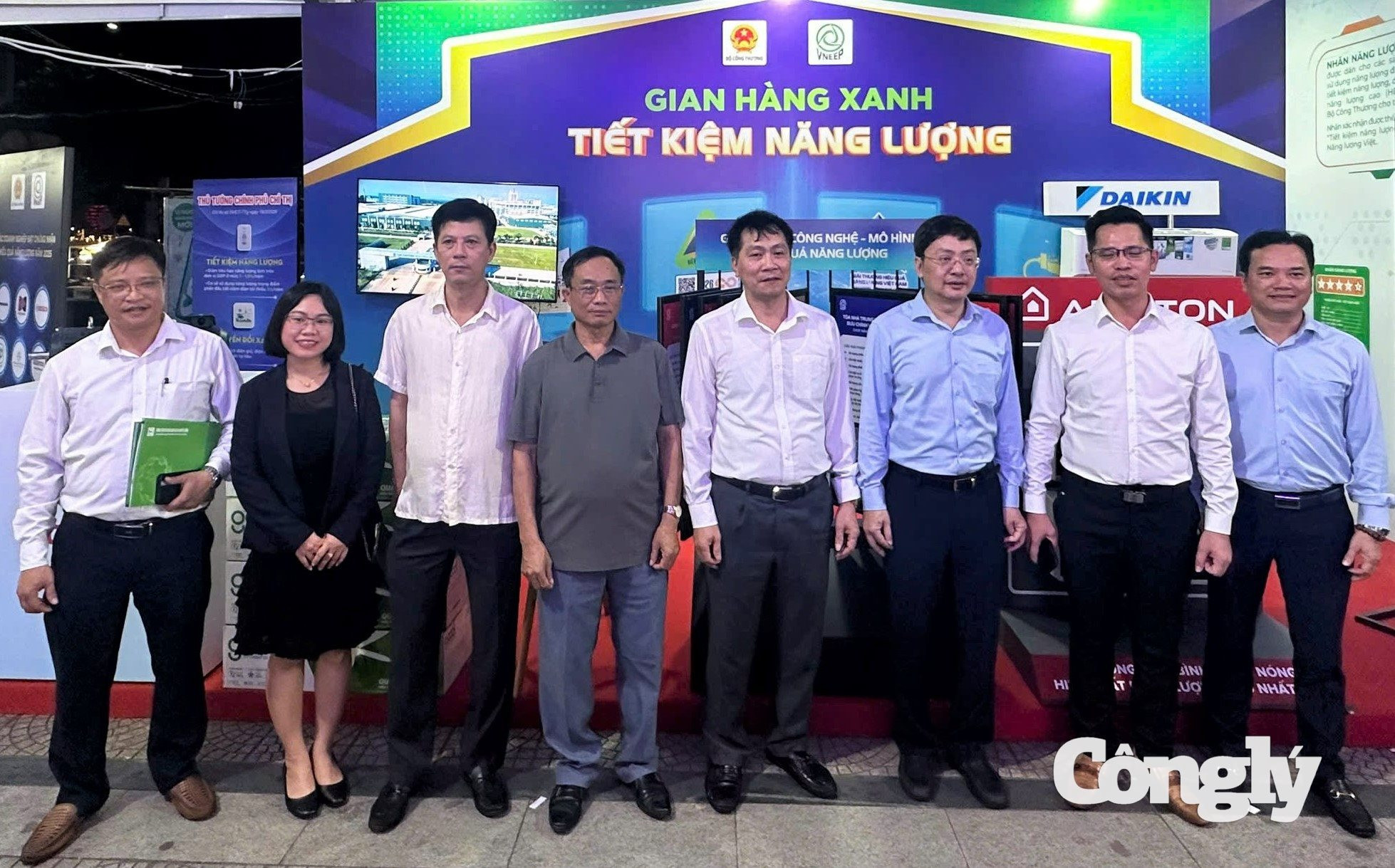 2 Các đại biểu tham quan gian hàng trưng bày sản phẩm