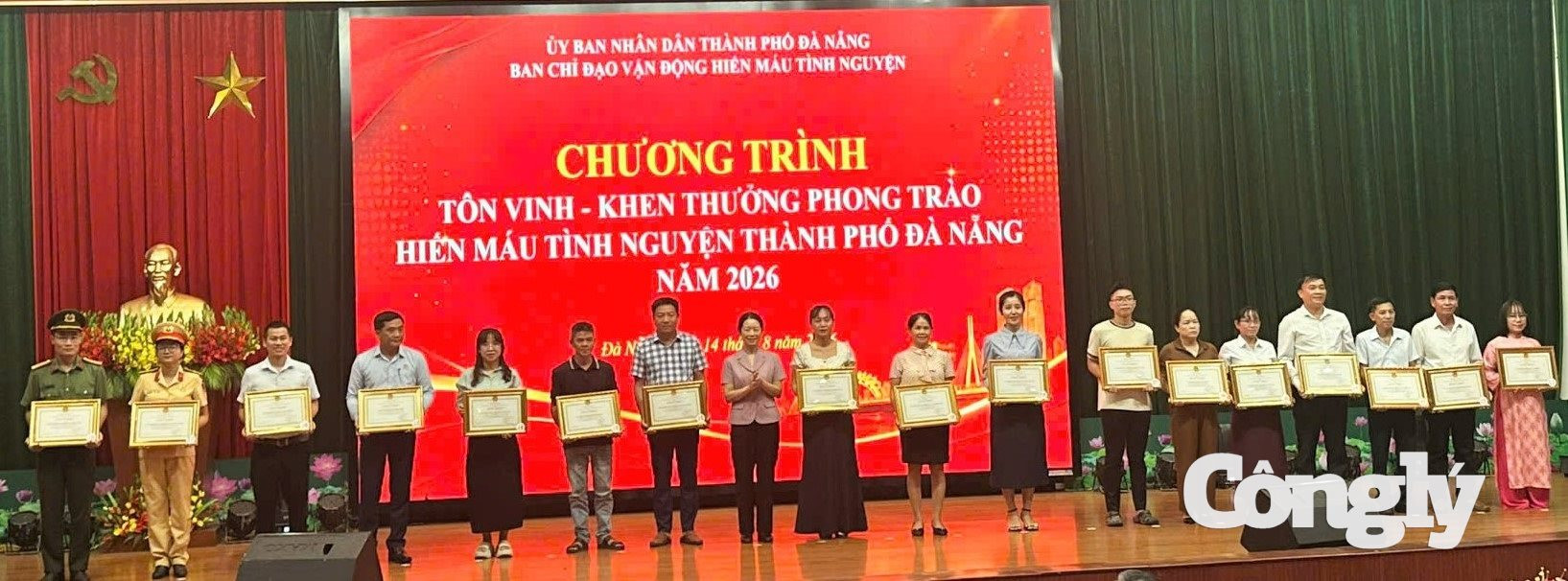 2 Phó Trưởng ban Tuyên giáo và Dân vận Thành ủy Phạm Thị Thảo Nguyên trao bằng khen cho các cá nhân tiêu biểu trong phong trào hiến máu tình nguyện.